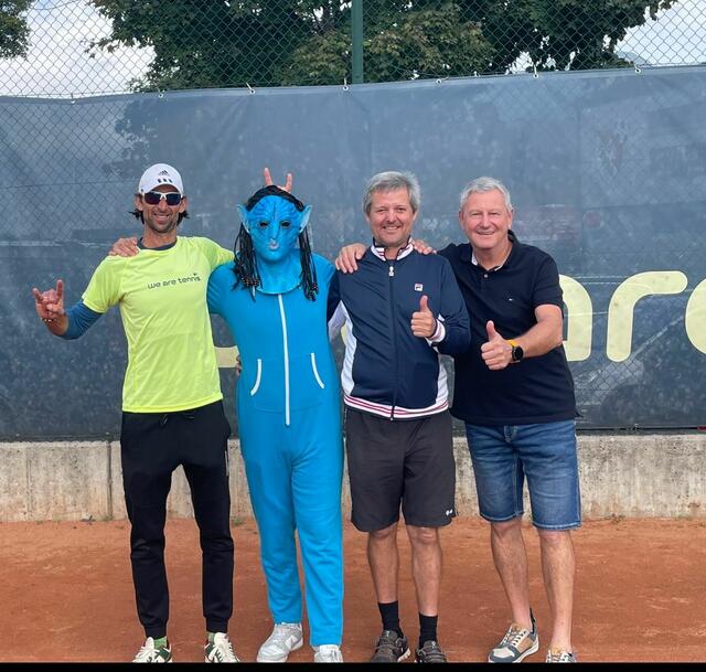 Reini Mitterer (l.) mit Kids Cup Maskottchen, Daniel Stiegler und Obmann Manfred Wetscher | Foto: privat