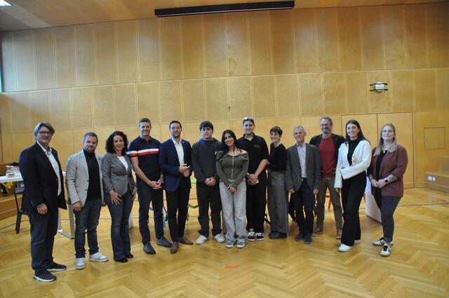 Lehrer Ralf Schonger (links) lud zur Diskussion und alle Parteien nahmen die Einladung an.