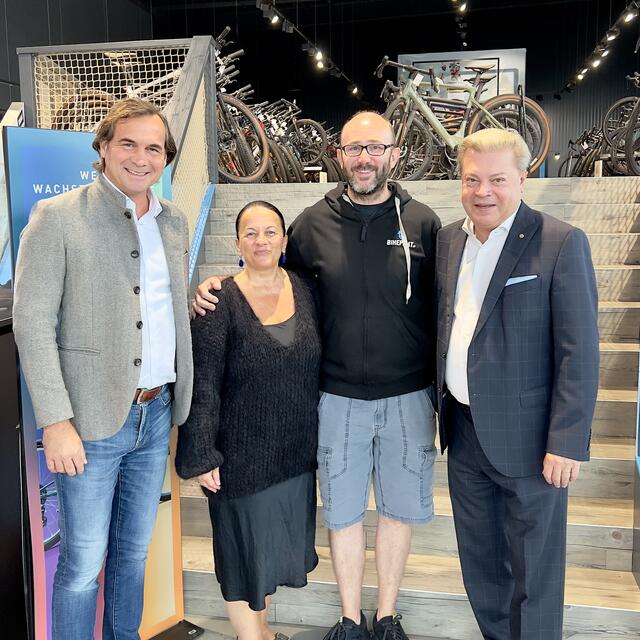 Bezirksgruppenobmann in Tulln Christian Bauer, das Team der Bikepirat GmbH unter Geschäftsführer Anton Schweighofer und WBNÖ Direktor Harald Servus. | Foto: WBNÖ