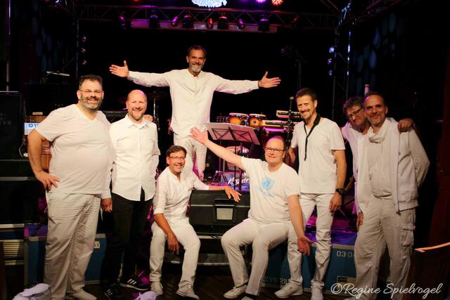 Die achtköpfige Band bot dem Publikum in der Villa Kunterbunt ein einducksvolles Klangerlebnis. Christian Nestelberger: Percussion, Thomas Reinthaler: Keyboard und Synthesizer, Martin Borth: Percussion, Michael Schagerl: Bass, Bandleader Walter Rührig: Drums, Robert Horak: Saxophon, Christian Plach: Gitarre und Ansgar Stein am Didgeridoo. 