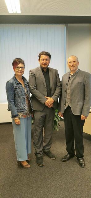 Bürgermeisterin Elisabeth Höfler, der neue Vizebürgermeister Johannes Großruck und Bezirkshauptmann Valentin Pühringer (v. l.).

  | Foto: Marktgemeinde Aigen-Schlägl