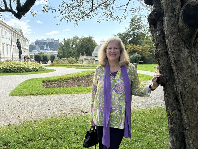Die Salzburger Fremdenführerin Inez Reichl am Rosenhügel im Mirabellgarten.  | Foto: Lisa Gold