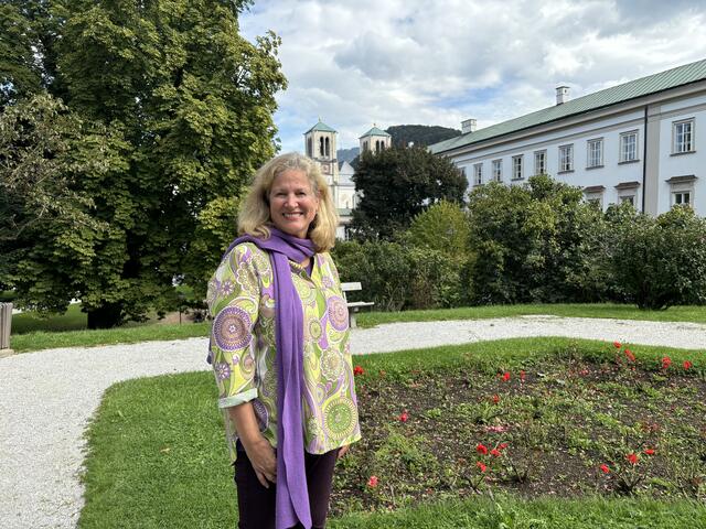 "Ich finde den Bereich beim Rosenhügel im Mirabellgarten sehr schön, dort ist es auch ruhig und ich treffe immer wieder Salzburger und Salzburgerinnen, die bei Schönwetter ihre Mittagspause dort verbringen", so Stadtführerin Inez Reichl | Foto: Lisa Gold