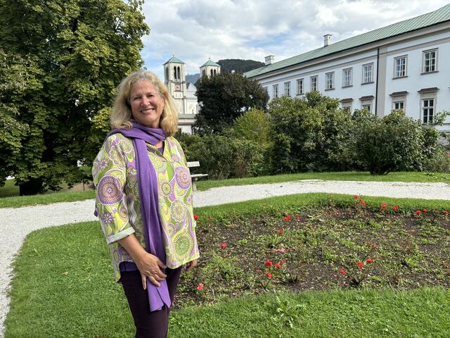 "Ich finde den Bereich beim Rosenhügel im Mirabellgarten sehr schön, dort ist es auch ruhig und ich treffe immer wieder Salzburger und Salzburgerinnen, die bei Schönwetter ihre Mittagspause dort verbringen", so Stadtführerin Inez Reichl | Foto: Lisa Gold