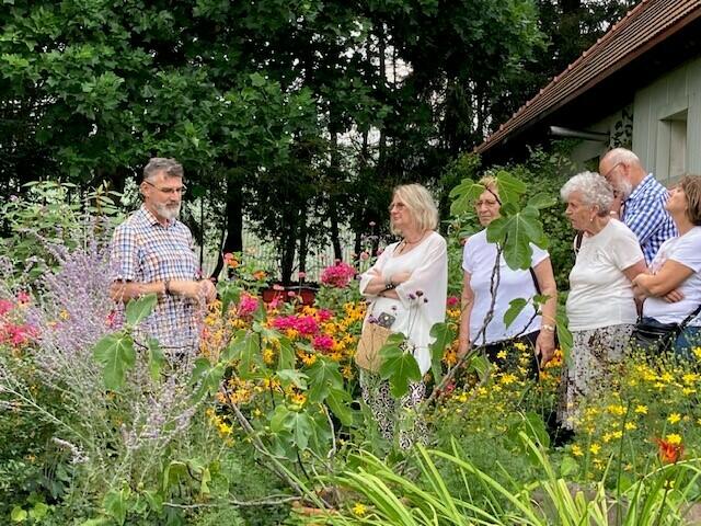 Gärtnermeister Klaus Wenzel gab spannende Infos an die Teilnehmenden weiter. | Foto: Marktgemeinde Wies