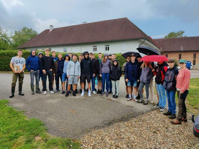 Der 3B-Jahrgang begab sich zum Biofuzi-Biohof Stadler in St. Florian, wo Themen wie die Bio-Schweinezucht auf dem Programm standen.  | Foto: HLBLA St. Florian 