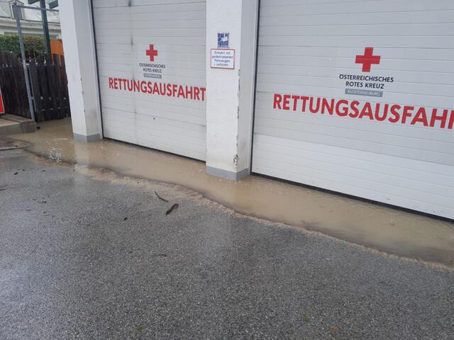 Am Samstag wurde die Bezirksstelle Klosterneuburg selbst überflutet und musste innerhalb von einer Stunde geräumt werden.  | Foto: RK Klosterneuburg
