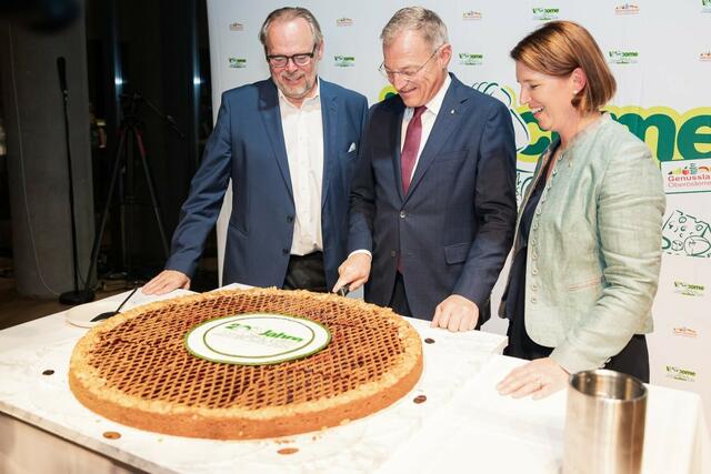 "Genussland-Vater" Josef Stockinger, Landeshauptmann Thomas Stelzer und Genussland-Obfrau Michaela Langer-Weninger feierten mit der Genussland-Familie „20 Jahre“. | Foto: Antonio Bayer