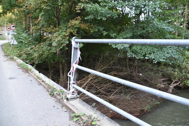 Die Schwechat hat auch das Geländer der Brücke mitgerissen. | Foto: Preineder