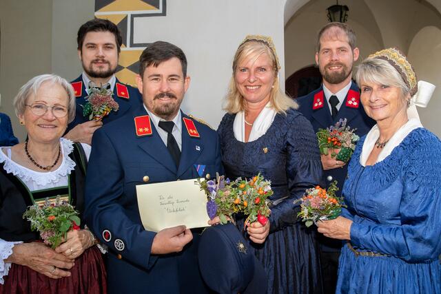 Goldhauben-Obfrau Elke Frank (MItte) bei der Spendenübergabe an den Kommandanten Christopher Stingler sowie Vertretern der Goldhabenfrauen und Kameraden der FF Unterferlach. | Foto: Foto: Dieter Arbeiter