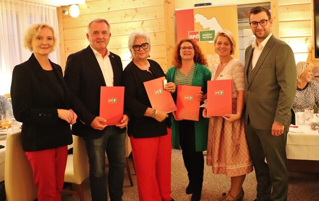 NAbg. Karin Greiner (li) und SPÖ-Ortsparteiobmann und NR-Kandidat Stephan Scheifinger (re) mit den geehrten Parteimitgliedern Bgm. Manfred Komericky, Michaela Geiger, Sandra Goldberg und Sabine Jakubzig. | Foto: Edith Ertl