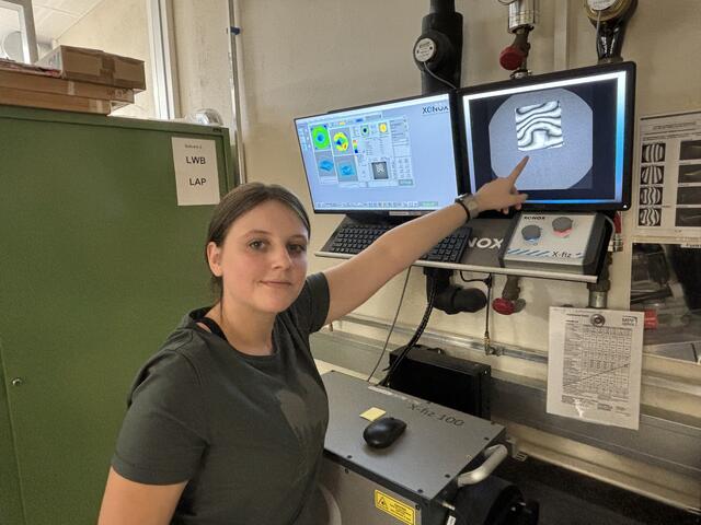 Lehrling Darleen bedient ein Interferometer, um die Präzision von Glaslinsen zu überprüfen. | Foto: Kendlbacher