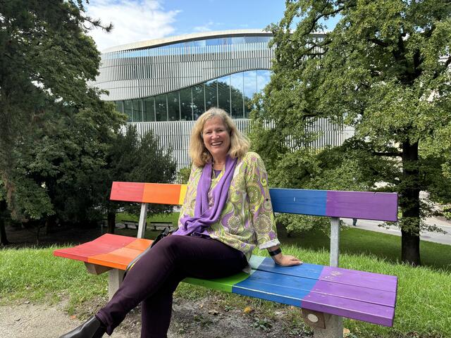 Eine kleine Pause im Mirabellgarten: Inez Reichl nimmt sich gerne auf der "Regenbogen-Bank" am Rosenhügel eine kleine Auszeit.  | Foto: Lisa Gold