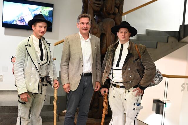 Bürgermeister Werner Krammer (Mitte) empfing Lukas Otto und Mirco König (v.l.) im Offenen Rathaus. | Foto: Stadt Waidhofen