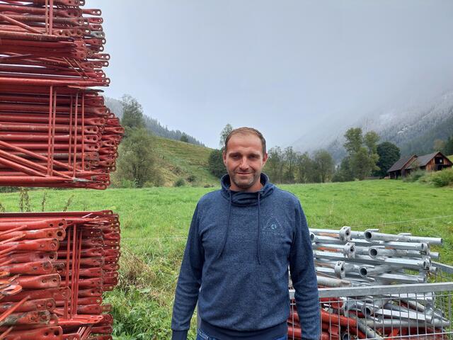 Georg Bogensperger beim firmeneigenen Gerüst-Lagerplatz in Lessach.