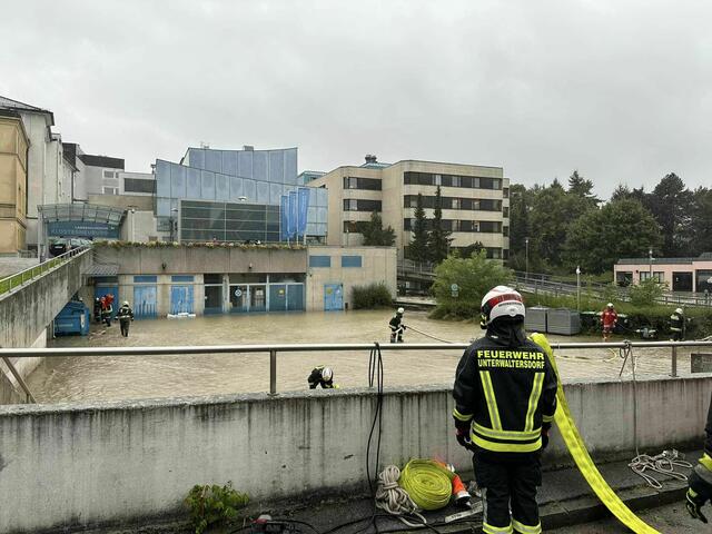 Die Einsatzkräfte konnte am Sonntag das Krankenhaus vor den Fluten schützen.  | Foto: FF Klosterneuburg