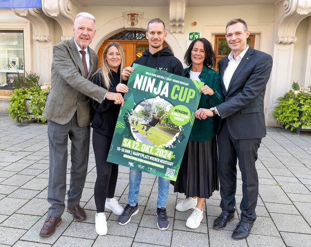 Bürgermeister Klaus Schneeberger, Kerstin und Jürgen Camus (Ninja Park Austria), Christa Reiner (Organisationsassistenz) und Sportstadtrat Philipp Gruber. | Foto: Stadt Wiener Neustadt/Weller
