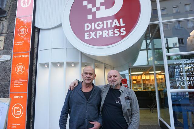 Roli von Digital Express und Udo Frizzi kurz vor der Vernissage der aktuellen Ausstellung. | Foto: MeinBezirk/ Lisa Kropiunig