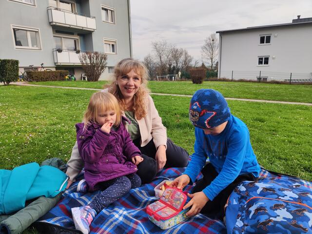 Picknick mit NannyGranny Barbara. Die Kinder Elias und Emilia genießen es. | Foto: KFV OÖ