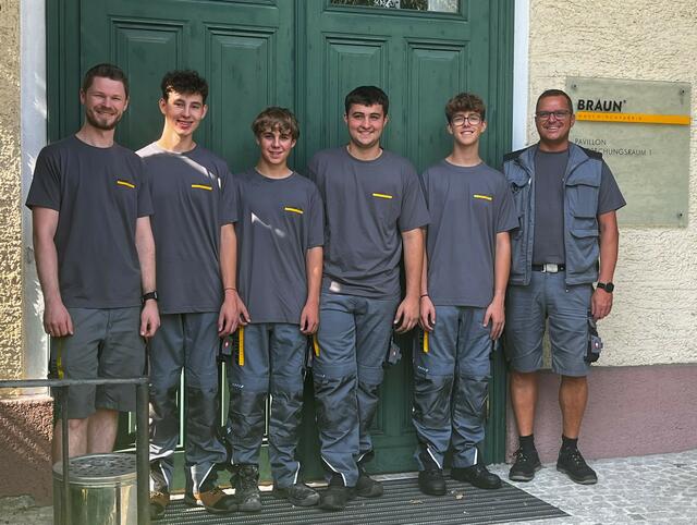 Ausbilder Karl-Heinz Hemetsberger (r.), sein Stellvertreter Martin Mayr (l.) mit Jonas Amon, Jonas Berger, Felix Reichbauer, Lukas Hausjell.  | Foto: Braun