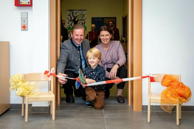 Landesrätin Michaela Langer-Weninger (r.) mit Bürgermeister Johann Dittlbacher (l.) aus Tiefgraben bei der Eröffnung des Kindergartens im November 2023. | Foto: Daniel Ebner
