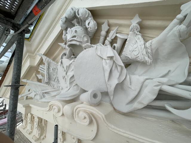 Die mehrjährige Sanierung erfolgt dabei in zwei Phasen: Derzeit wird die Nordseite restauriert, ab 2025 wird die Teichhoffassade im Süden des Schlosses in Angriff genommen. | Foto: Burghauptmannschaft