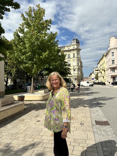 Für die Salzburger Fremdenführerin Inez Reichl hat das Andräviertel "einfach Charme". Sie mag auch die schönen Fassaden der historischen Häuser.  | Foto: Lisa Gold