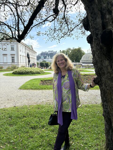 Die Salzburger Fremdenführerin Inez Reichl am Rosenhügel im Mirabellgarten.  | Foto: Lisa Gold