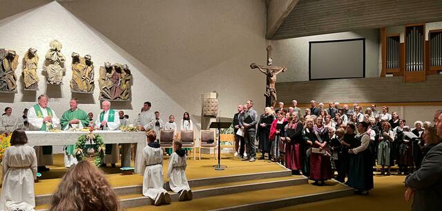 Ein Blick in das Presbyterium mit Priestern, Minis und dem Seelsorgeraumchor beim Festgottesdienst. | Foto: Gaby Ortner