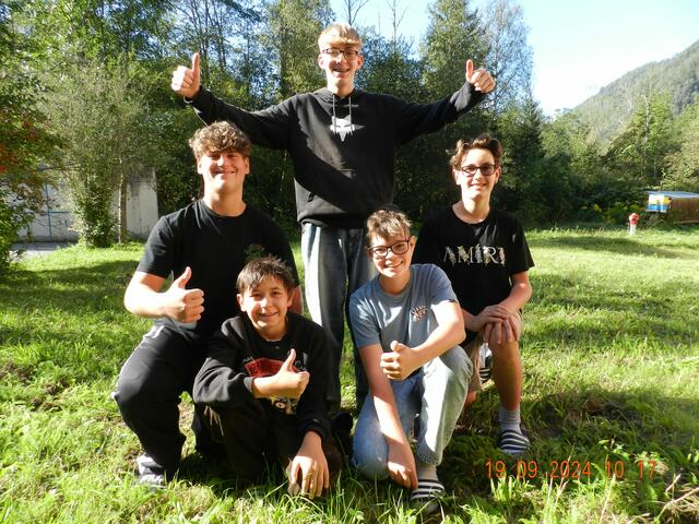 "Die Polytechnische Schule macht uns Spaß", freuen sich Silvano, Elmedin, Simon, Lukas und Daniel. 