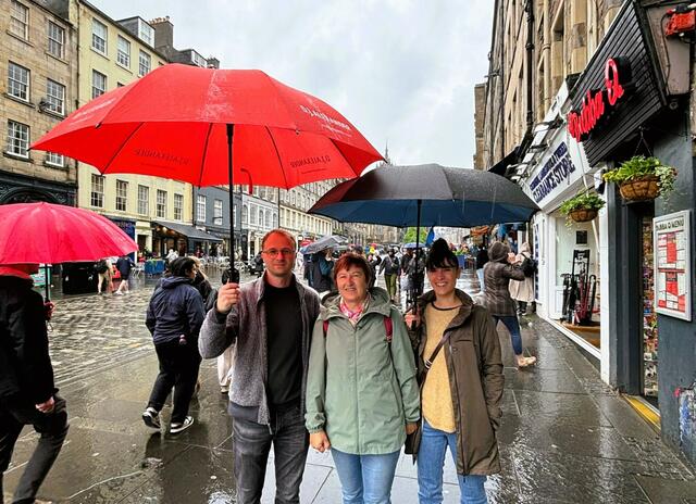 Mit Mama Margit, beschirmt bei einem Stadtrundgang durch Edinburgh. 
 | Foto: Gruber