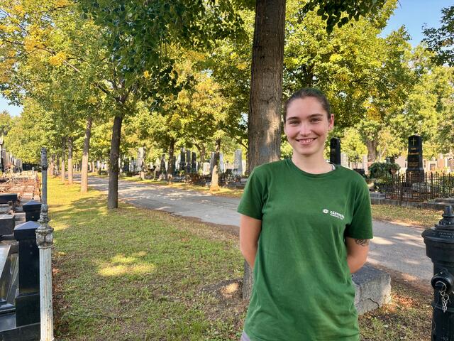 Nina Wiesinger absolviert die Lehre "Friedhofsgärtnerei" am Simmeringer Zentralfriedhof. | Foto: Kriechbaum/MeinBezirk