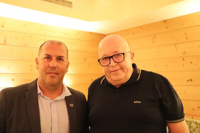 Vzbgm. Patrick Trummer und GR Peter Tabor engagierten sich zwei Jahrzehnte im Kalsdorfer Gemeinderat. Ihnen wurde von Bgm. Manfred Komericky großer Dank und höchste Anerkennung ausgesprochen.   | Foto: Edith Ertl