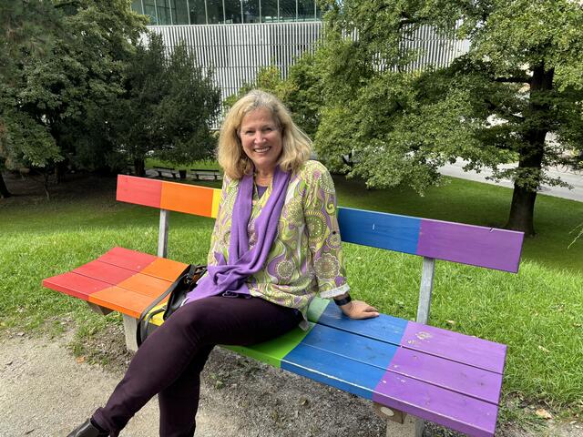 Eine Pause im Mirabellgarten: Inez Reichl nimmt sich gerne auf der "Regenbogen-Bank" am Rosenhügel eine kleine Auszeit.  | Foto: Lisa Gold