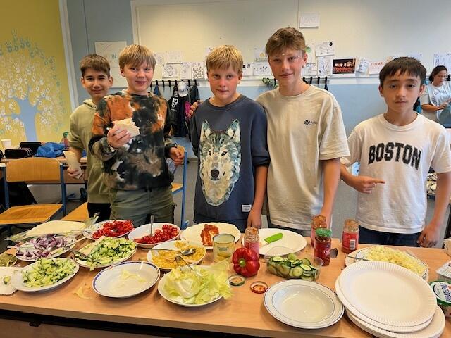Beim Jubiläumsfest der Schule haben Schülerinnen und Schüler ein Büffet hergerichtet. | Foto: Alicia Bankhofer