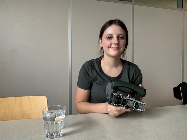 Darleen erzählt von ihrer Ausbildung zur Feinoptikerin. In ihrer Lehre erwirbt Darleen umfassende Kenntnisse in der Produktion und im Umgang mit Glas. | Foto: Kendlbacher