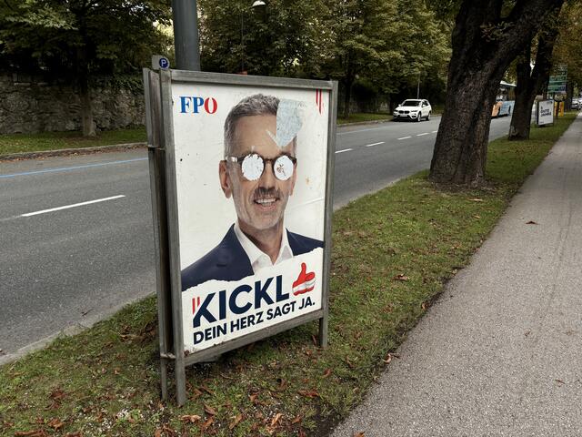 Zerrissene und beschmierte FPÖ-Plakate prägen zunehmend das Stadtbild von Hall. | Foto: Kendlbacher