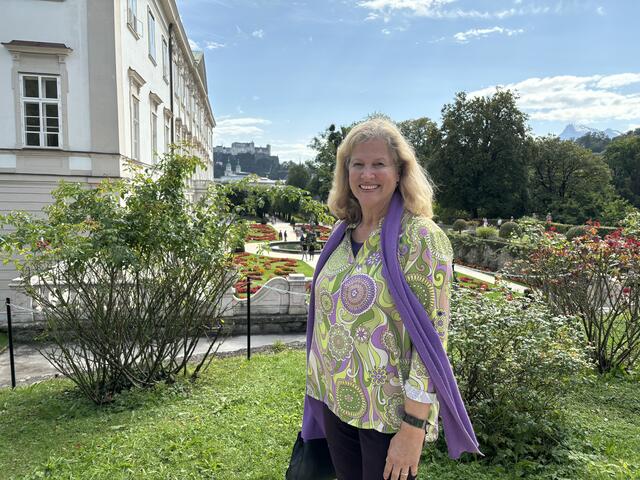 "Ich finde den Bereich beim Rosenhügel im Mirabellgarten sehr schön, dort ist es auch ruhig und ich treffe immer wieder Salzburger und Salzburgerinnen, die bei Schönwetter ihre Mittagspause dort verbringen", so Stadtführerin Inez Reichl | Foto: Lisa Gold