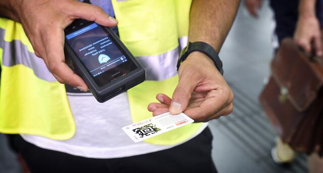 Die Jahreskarte gibt es entweder als Plastikkarte oder auch digital in der WienMobil-App. | Foto: Johannes Zinner/Wiener Linien