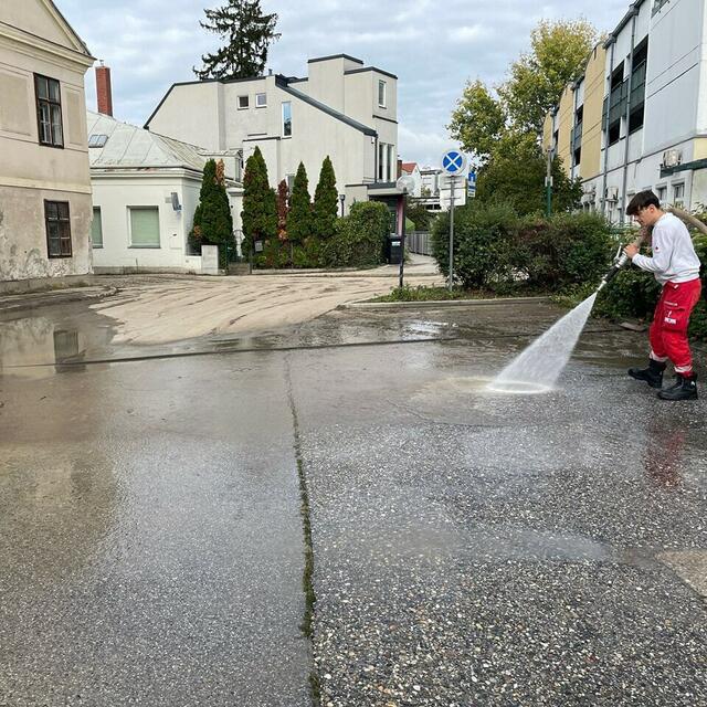 Die Nacharbeiten für das Rote Kreuz Klosterneuburg haben voll begonnen: Reinigung der Parkplätze, der Garage, aufrüsten des Materials und besonders ds Aufladen der menschlichen Akkus. | Foto: Rotes Kreuz Klosterneuburg