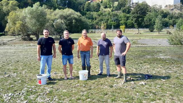 Thomas Traxler, Franz Weißkircher, Gerhard Hummel, Thomas Lenz und Alexander Schönauer haben in ihrer Mittagspause hunderte Muscheln gerettet. | Foto: Gerhard Hummel