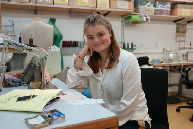Klara Kabst absolviert derzeit eine Lehre zur Herrenkleidermacherin am Wiener Volkstheater. Schneidern war schon immer ihre Leidenschaft.  | Foto: Salme Taha Ali Mohamed/MeinBezirk.at