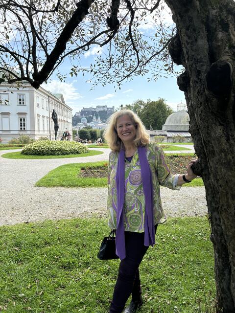Die Salzburger Fremdenführerin Inez Reichl am Rosenhügel im Mirabellgarten.  | Foto: Lisa Gold