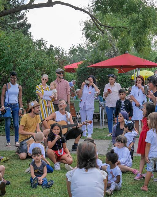 Die Besucher beim Fest spielen auch selbst Musik auf – und den Senioren gefällt es. | Foto: BV 12