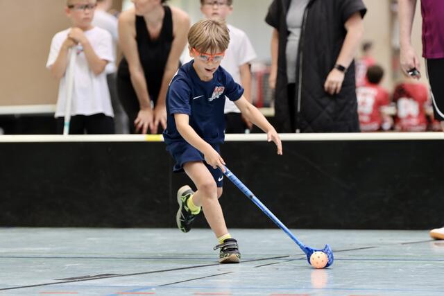 Spielerinnen und Spieler des Liesinger Floorball-Clubs FBC Dragons zeigen, wie es geht. | Foto: FBC Dragons