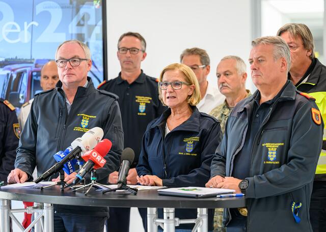 LH-Stellvertreter Stephan Pernkopf, Landeshauptfrau Johanna Mikl-Leitner und Landesfeuerwehrkommandant Dietmar Fahrafellner bei der Pressekonferenz. | Foto: NLK Burchhart