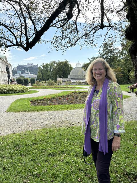 Die Salzburger Fremdenführerin Inez Reichl am Rosenhügel im Mirabellgarten.  | Foto: Lisa Gold
