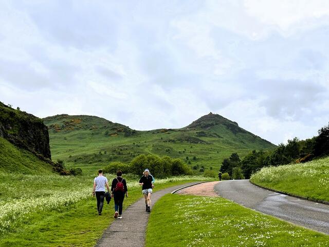 Der 251 m hohe Hausberg „Arthur’s Seat“ in Edinburgh, der gerne beim Joggen umrundet wird. | Foto: Gruber
