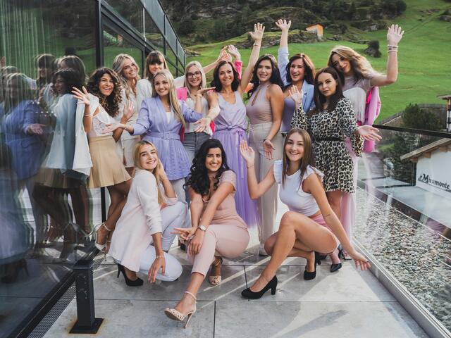 Organisatorin Kati Pletzer-Ladurner fiebert mit den Finalistinnen der Wahl am 12. Oktober im Sillpark entgegen. | Foto: Angelo Lair