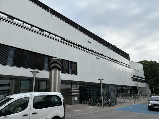 Gleich bei der Zufahrt zum Uniklinikum an der Hilmteichstraße befindet sich das Versorgungszentrum, von wo aus unterirdisch die Transporte verteilt werden.  | Foto: MeinBezirk